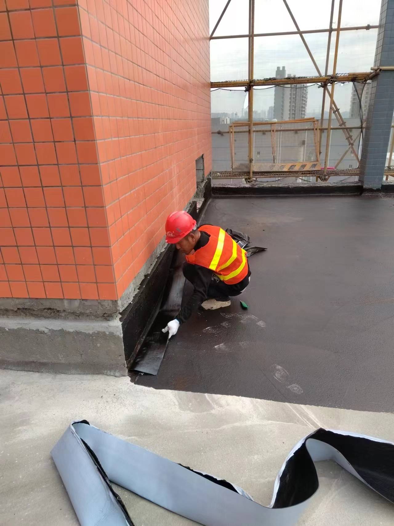 楼房水管漏水怎么办？广州本地专业防水补漏与管道安装服务指南